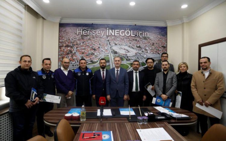 Bursa İnegöl’de projesi onaylanan personeller ödüllerini aldı Bursa İnegöl’de projesi onaylanan personeller ödüllerini aldı