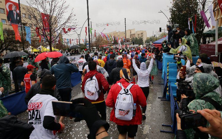 Gazi Yarı Maratonu’nda onbinler koştu