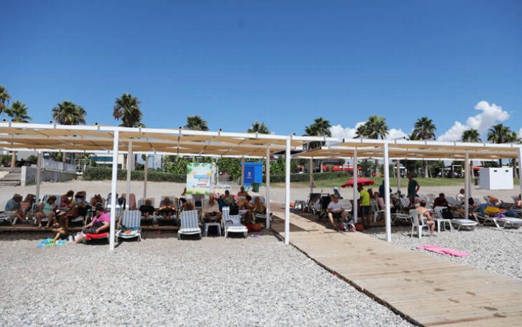 Engelliler denizin tadını engelsiz plajda çıkartıyor Engelliler denizin tadını engelsiz plajda çıkartıyor