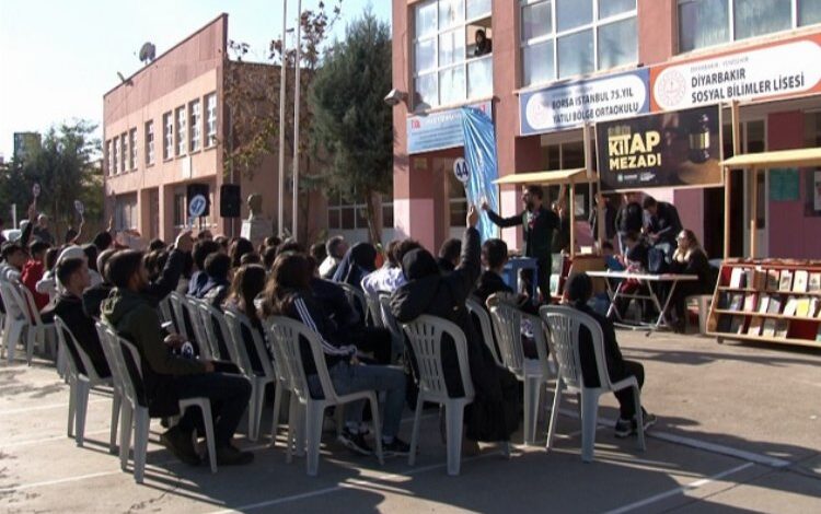 Diyarbakır’da Kitap Mezadı öğrencilerle buluştu Diyarbakır’da Kitap Mezadı öğrencilerle buluştu