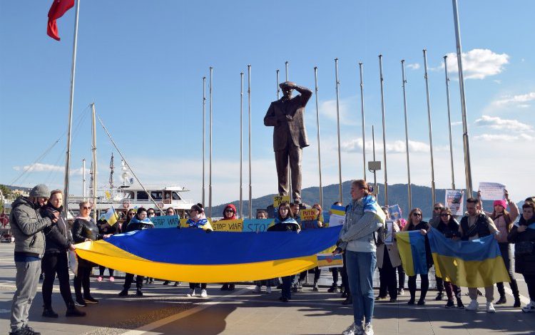 Marmaris’taki Ukraynalılardan barış çağrısı