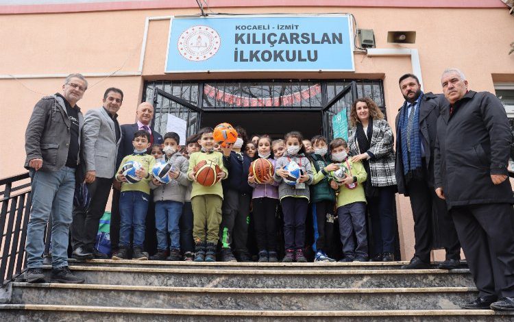 Kocaeli İzmit Belediyesi, okullara spor malzemesi  desteğine devam ediyor