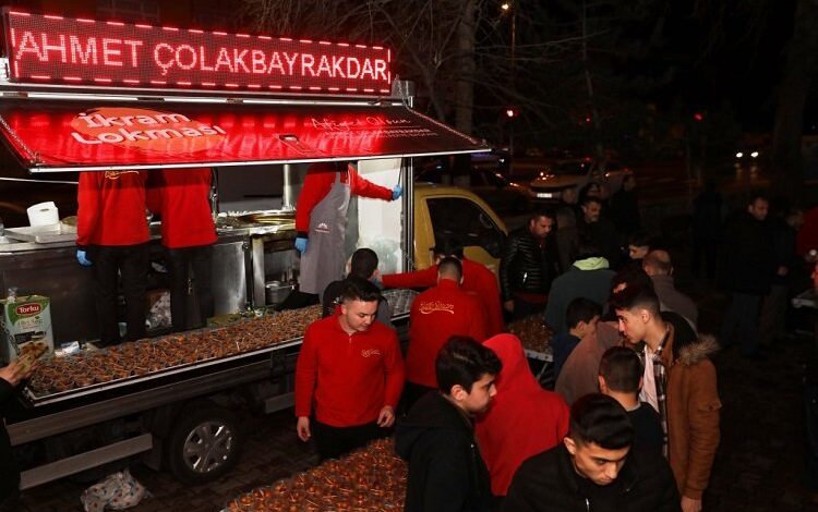 Kayseri Kocasinan’dan teravih sonrası tatlı ikram Kayseri Kocasinan’dan teravih sonrası tatlı ikram