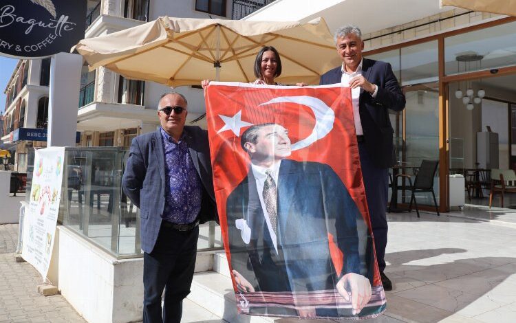 İzmir Güzelbahçe’de esnaflara bayrak dağıtıldı