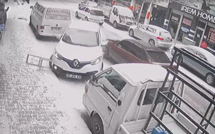 Birkaç dakika arayla aynı yolda iki kaza Birkaç dakika arayla aynı yolda iki kaza