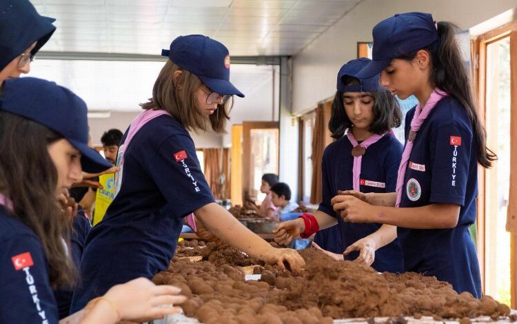 Depremzede izciler 81 şehire tohum topu hediye edecek Depremzede izciler 81 şehire tohum topu hediye edecek