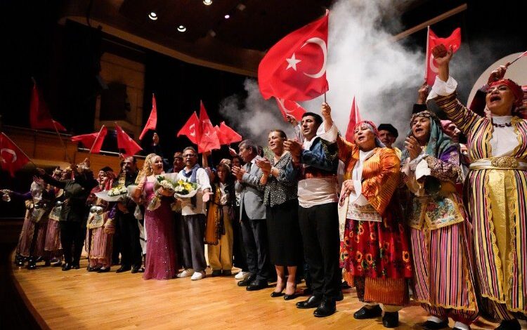 Muhtarlar Cumhuriyet için sahnede