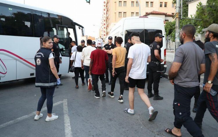 İzmir’de 30 düzensiz göçmene sınır dışı