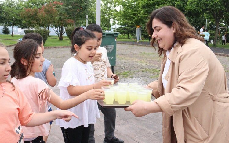 İzmit’te Alikahyalı çocuklara lezzetli ikramlar İzmit’te Alikahyalı çocuklara lezzetli ikramlar