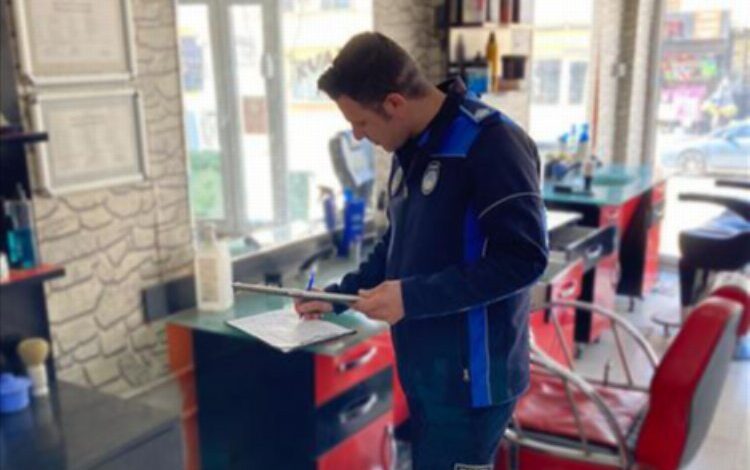 İnegöl’de ramazan denetimlerinde sıra berberlerde