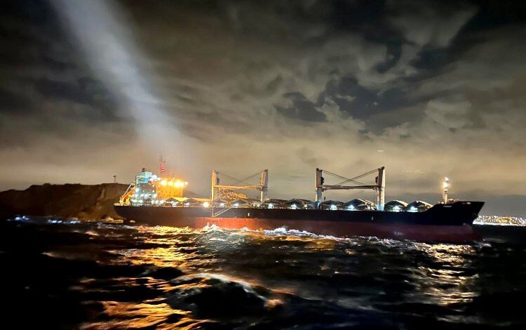 İstanbul açıklarında boş yük gemisi karaya oturdu