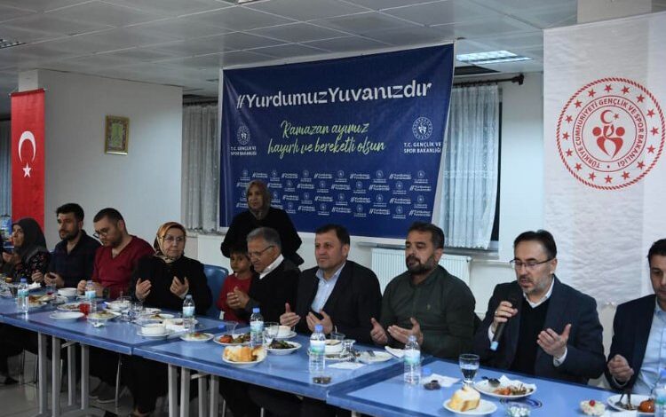 Büyükkılıç ailesi iftarda depremzedeleri ağırladı Büyükkılıç ailesi iftarda depremzedeleri ağırladı