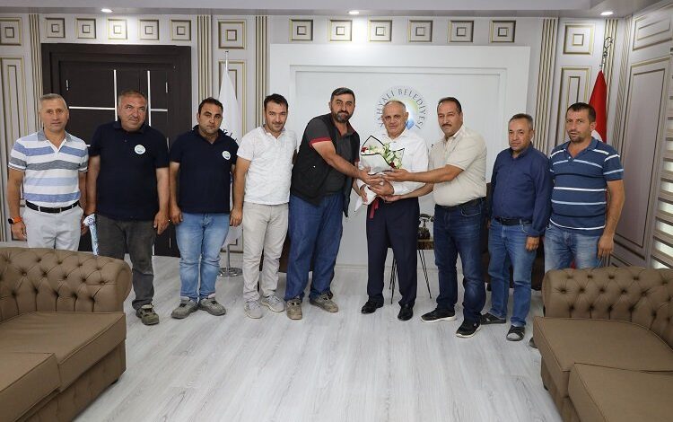 Yahyalı Belediyesi işçilerinden Öztürk’e zam teşekkürü Yahyalı Belediyesi işçilerinden Öztürk’e zam teşekkürü