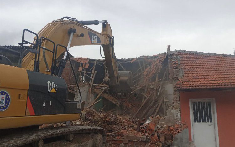 Kütahya’da metruk ev yıkımları devam ediyor