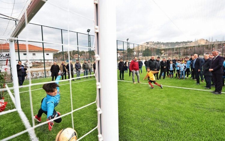 Çocukların halı saha sevinci