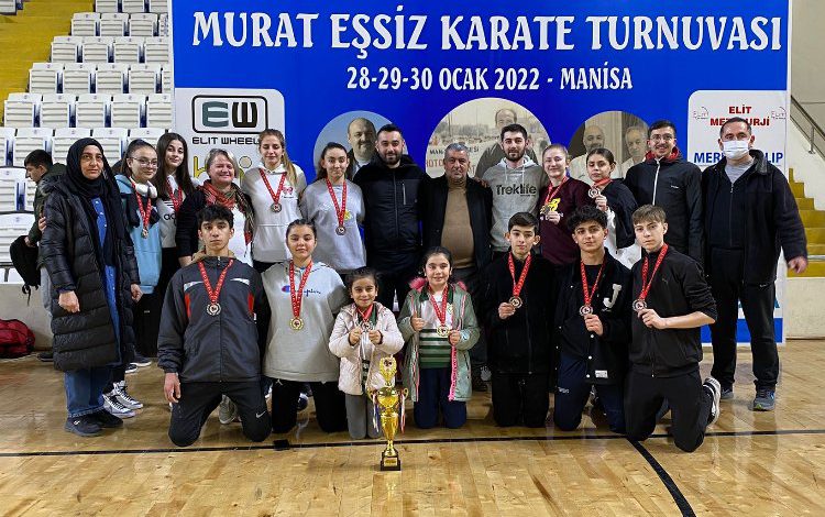 Manisalı karateciler madalyaları topladı Manisalı karateciler madalyaları topladı