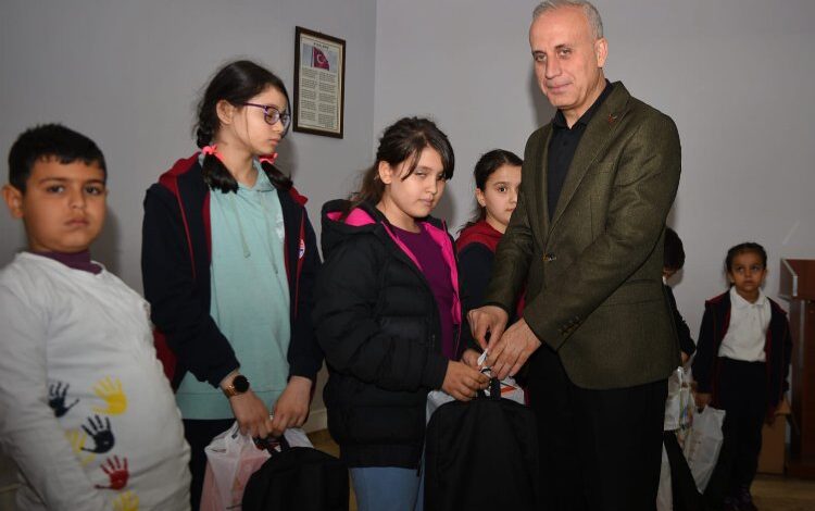 Yenişehir’deki afetzede öğrencilere bayramlık hediyeler
