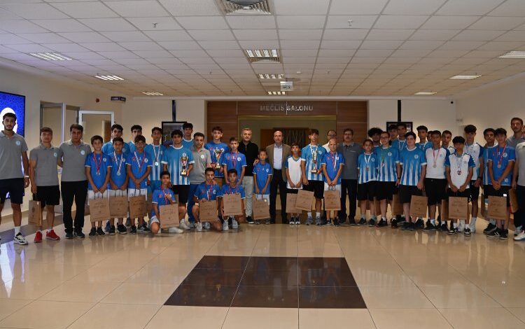 Selçuklulu şampiyon hokeycilerden Başkan Pekyatırmacı’ya ziyaret