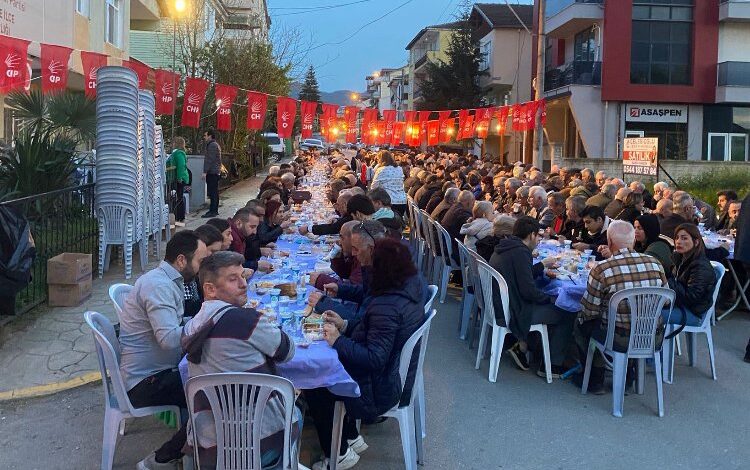 Başiskele’de CHP’den sokak iftarı Başiskele’de CHP’den sokak iftarı