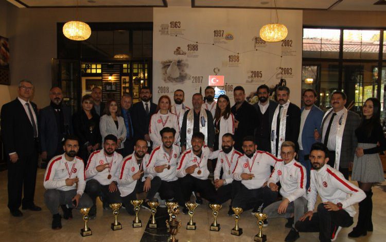 Madalyalarını ‘Dondurmanın Efendisi’ne takdim ettiler Madalyalarını ‘Dondurmanın Efendisi’ne takdim ettiler