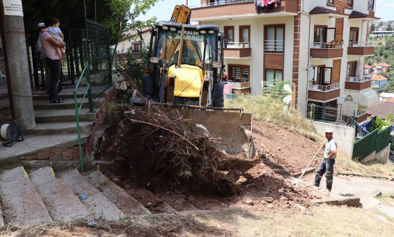 Kocaeli İzmit’te deforme olan merdivenler yenileniyor Kocaeli İzmit’te deforme olan merdivenler yenileniyor