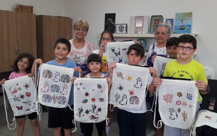 Kocaeli İzmit’te çocuklar ‘tokat baskı sanatı’nı öğreniyor Kocaeli İzmit’te çocuklar ‘tokat baskı sanatı’nı öğreniyor