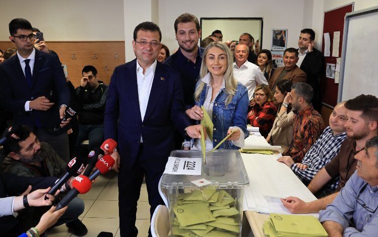 İmamoğlu ailesi oyunu Beylikdüzü’nde kullandı İmamoğlu ailesi oyunu Beylikdüzü’nde kullandı