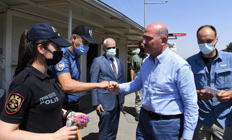 Bakan Soylu, Kilis’te uygulama noktasında polislerle bayramlaştı