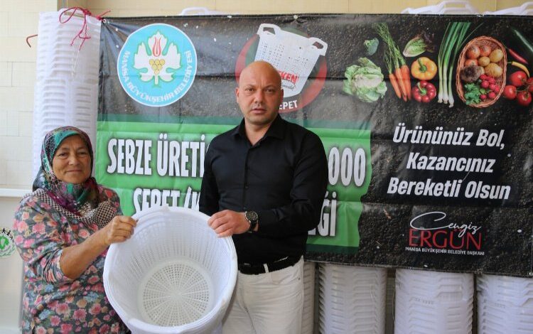 Manisa Alaşehir ve Sarıgöl’de sepetleri teslim etti
