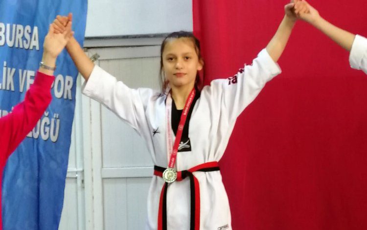 Bursa Osmangazili sporculardan gümüş madalya