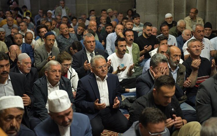 Kayseri protokolü vatandaşlarla bayramlaştı Kayseri protokolü vatandaşlarla bayramlaştı