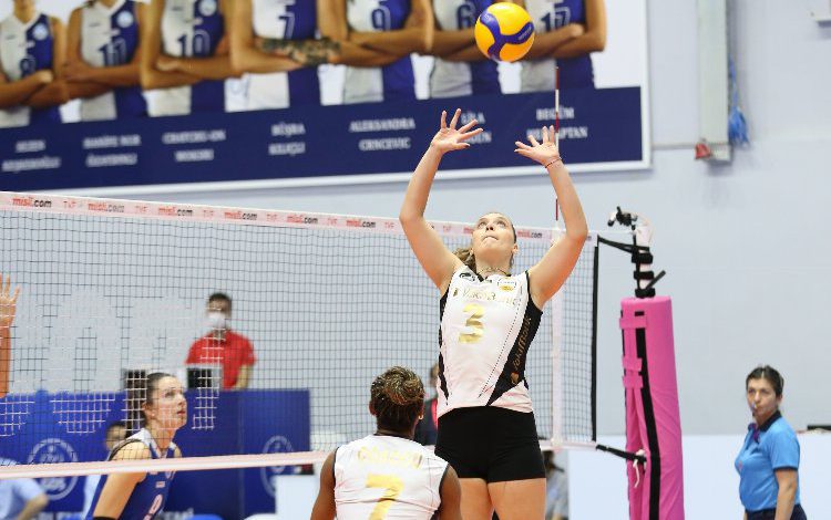 Vakıfbank ligde liderliğini sürdürdü