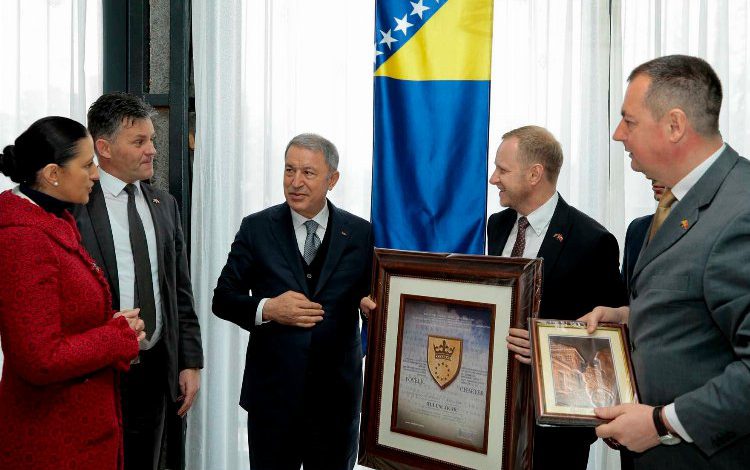 Bakan Akar’a Zenica’da ‘fahri’ belge