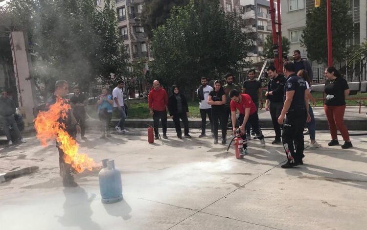 Manisa UMKE’den ‘sağlıklı’ yangın eğitimi Manisa UMKE’den ‘sağlıklı’ yangın eğitimi