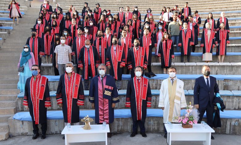 ERÜ Edebiyat Fakültesi’nde mezuniyet coşkusu ERÜ Edebiyat Fakültesi’nde mezuniyet coşkusu