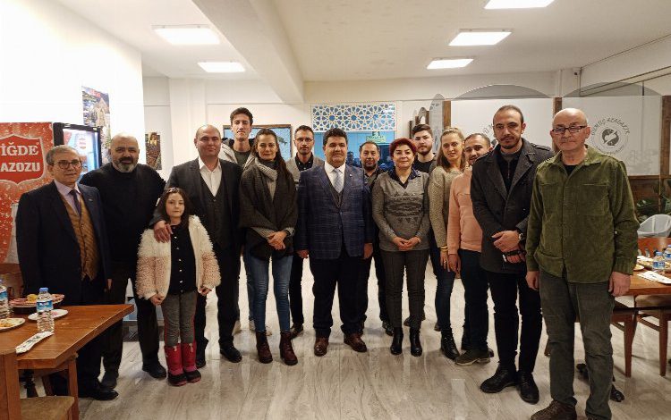 MHP Niğde İl Başkanlığı yönetimi gazetecilerle buluştu MHP Niğde İl Başkanlığı yönetimi gazetecilerle buluştu