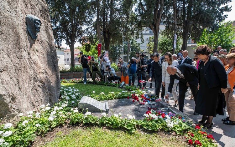 Zübeyde Hanım İzmir’de kabri başında anıldı