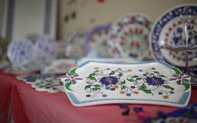 Kütahya’nın yeni çinicileri eserlerini sergiledi Kütahya’nın yeni çinicileri eserlerini sergiledi