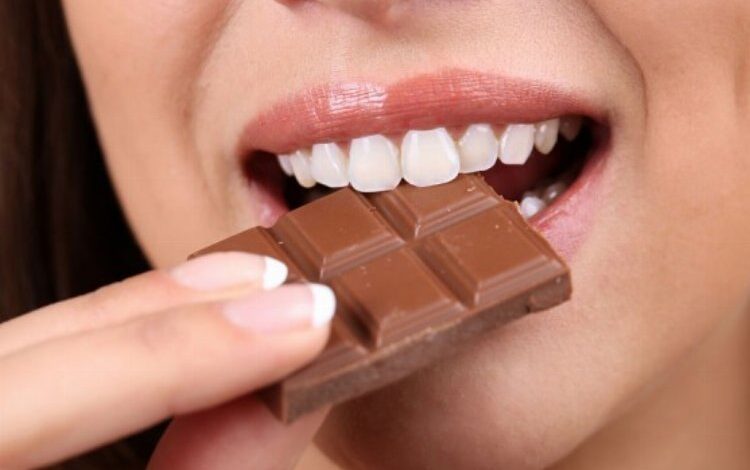 Çikolata yedikten hemen sonra diş fırçalamayın Çikolata yedikten hemen sonra diş fırçalamayın