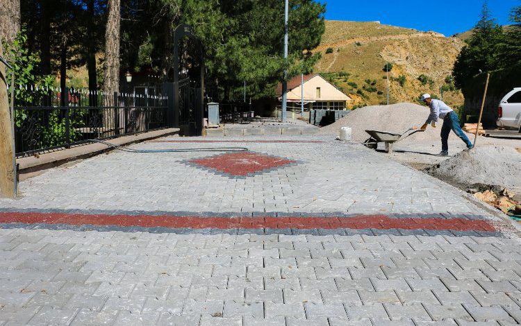 Bitlis’te yollar nakış nakış işleniyor