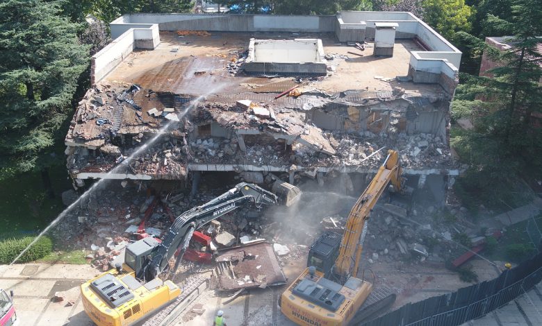 BUSKİ yerleşkesindeki riskli yapı yıkıldı BUSKİ yerleşkesindeki riskli yapı yıkıldı