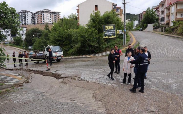 Bartın Valisi yağmurdan zarar gören yerleri inceledi Bartın Valisi yağmurdan zarar gören yerleri inceledi