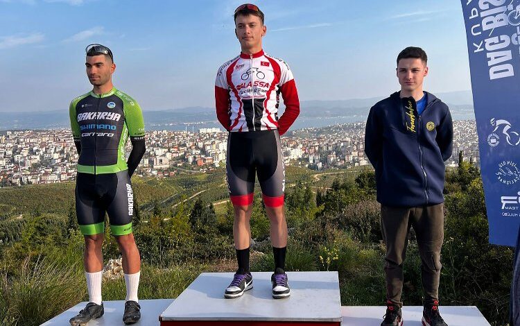 Sakaryalı bisikletçilerden gururlandıran başarı Sakaryalı bisikletçilerden gururlandıran başarı