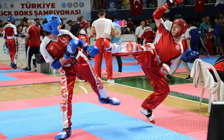 Kick Boks’un şampiyonları Kocaeli’de kürsüye çıktılar