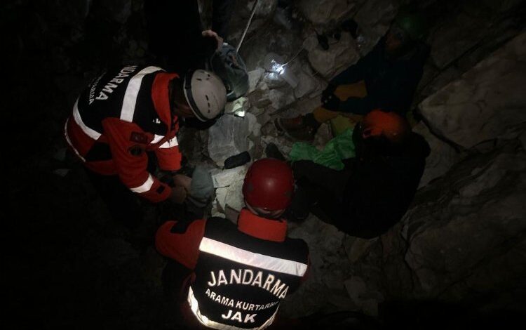 Uludağ’da düşen paraşütçüler kurtarıldı