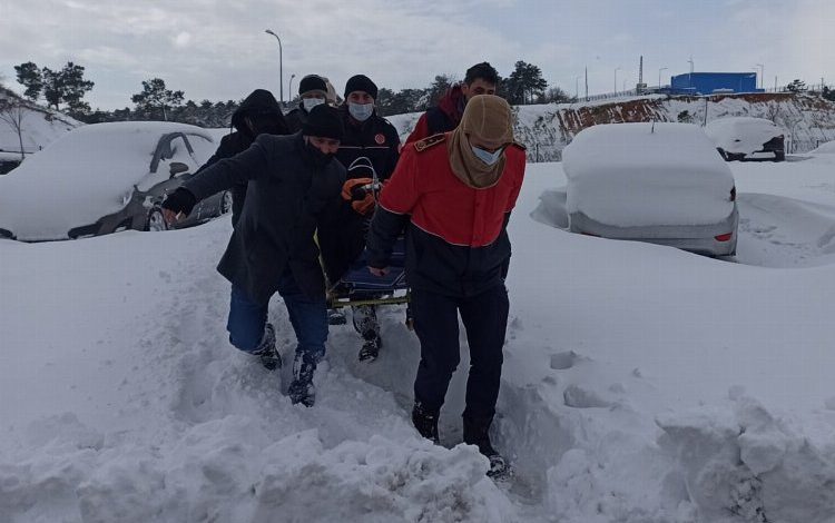 İstanbul Arnavutköy’de kara saplanan ambulansı itfaiye kurtardı