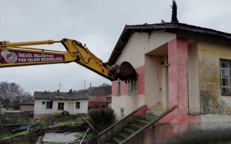 Bursa İnegöl’de metruk yapı ev eski okul binaları yıkıldı Bursa İnegöl’de metruk yapı ev eski okul binaları yıkıldı