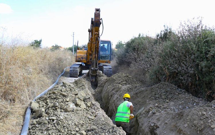 Yelten mahallesinde eskiyen içme suyu boruları yenileniyor Yelten mahallesinde eskiyen içme suyu boruları yenileniyor
