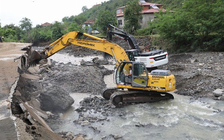 Sel felaketinin izleri siliniyor Sel felaketinin izleri siliniyor