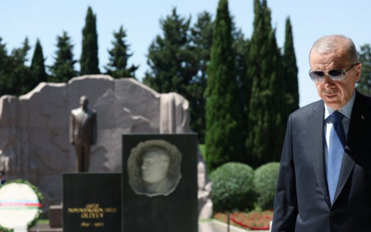 Aliyev’in kabriyle şehitliklere Erdoğan’dan ziyaret